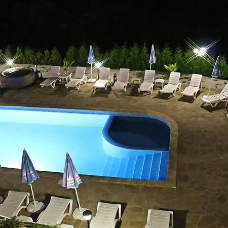 Hotel Семеен Комплекс Крисбо